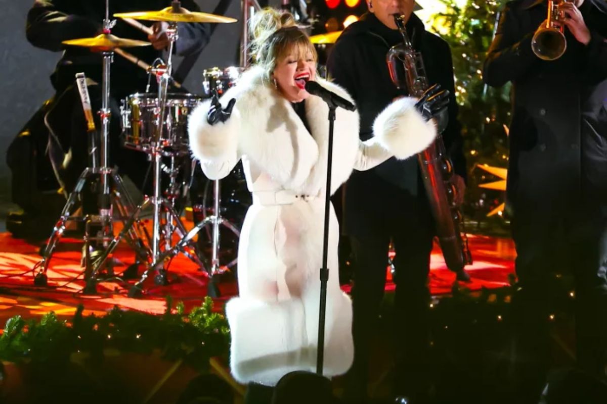 Kelly Clarkson Sparkles in Winter Chic at Rockefeller Christmas Tree