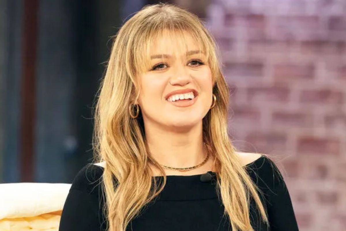 Kelly Clarkson Sparkles in Winter Chic at Rockefeller Christmas Tree